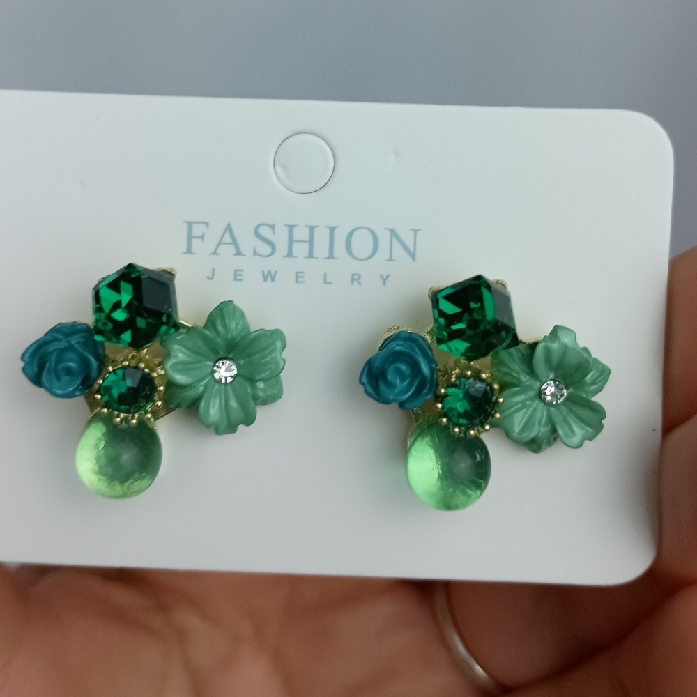 2/30$ Or 3/$35 Elegant Green Tiny Floral Stud‎ Earrings (#0289)